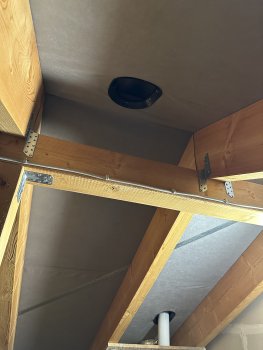 zwischensparren-reihenmittelhaus-dachbodenspeicher-ohne-fenster-648140-1.JPG