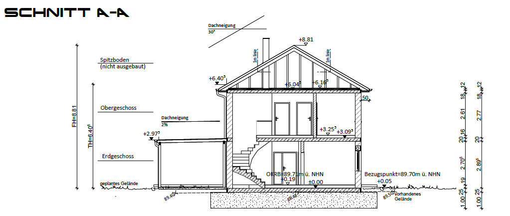Schnitt A-A durch ein zweigeschossiges Haus mit Spitzboden, Treppe, Fenstern und Dachneigung.