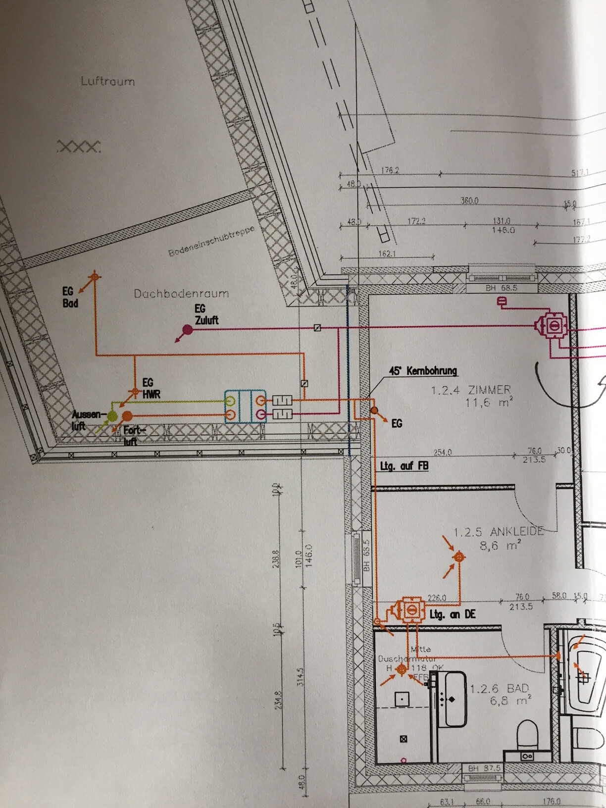 Grundriss eines Wohngebäudes mit farbigen Lüftungs- und Heizungsleitungen sowie Raumbezeichnungen.