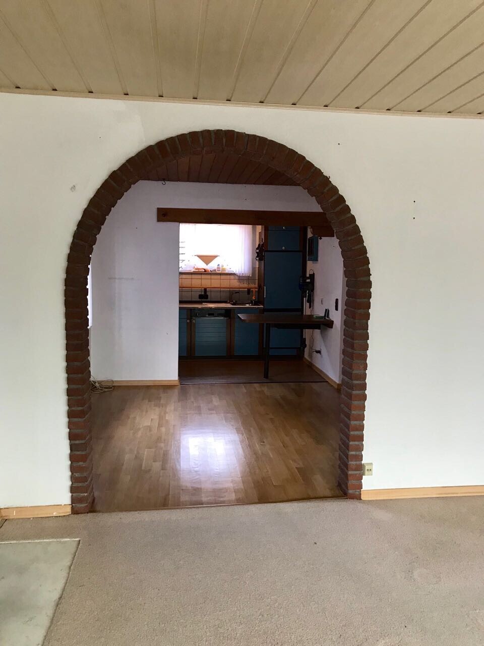 Ziegelbogen-Tor führt vom Wohnzimmer in die Küche, Innenausbau