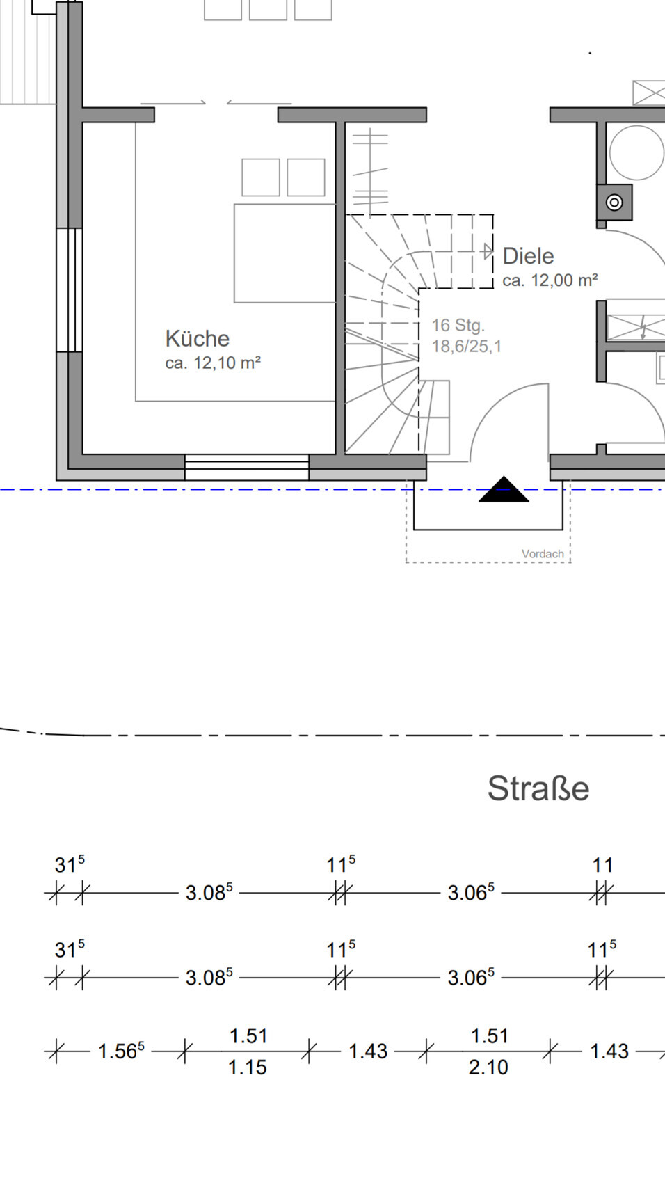 Grundriss: Küche links, Diele rechts, spiralförmige Treppe in Mitte, Vordach/Eingang, Straße unten.