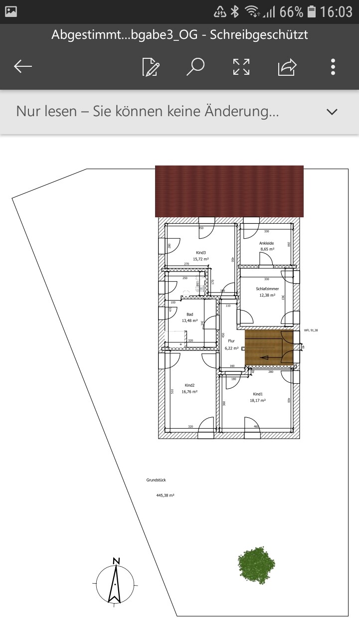 Grundriss eines Hauses mit Zimmern (Kinderzimmer, Bad, Flur, Schlafzimmer), Treppe und Garten.