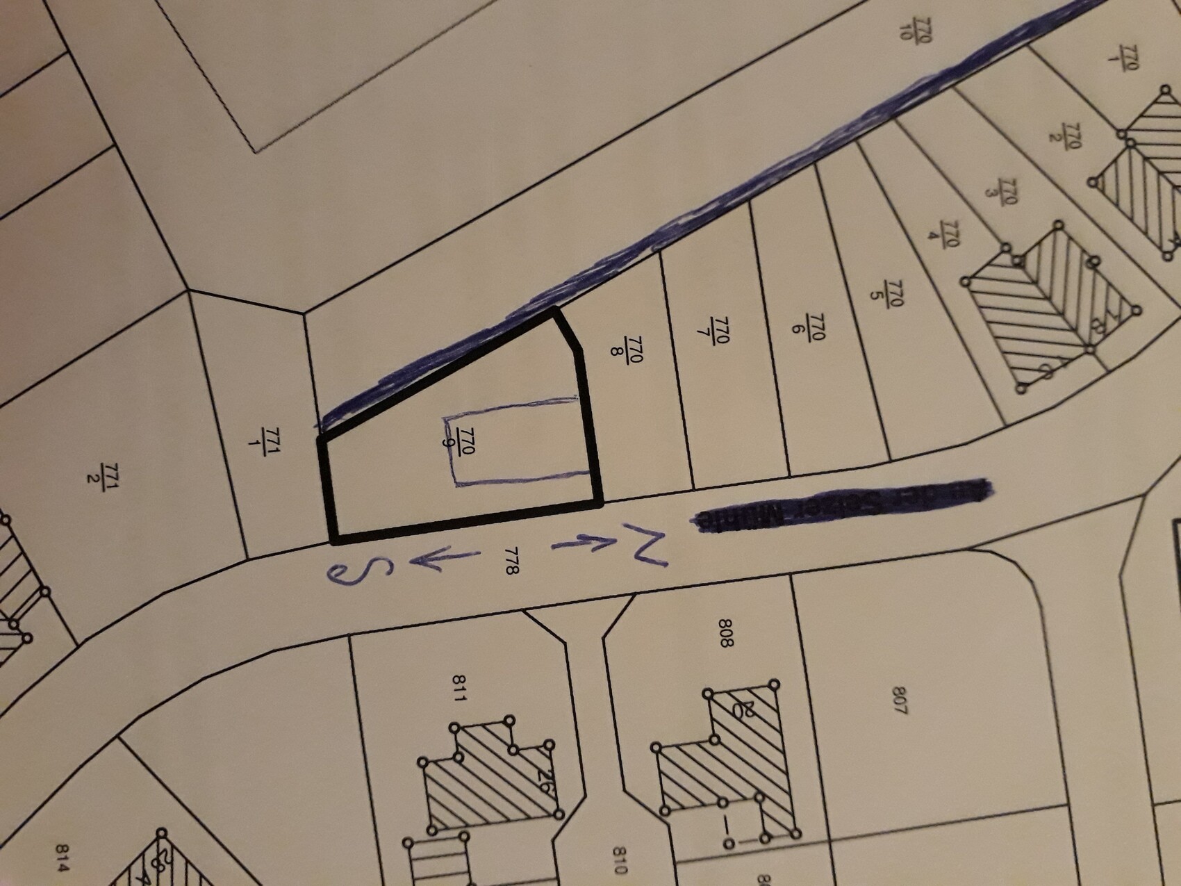 Lageplan: Parzelle 770 mit schwarzem Rand an einer kurvigen Straße; umliegende Parzellen nummeriert.
