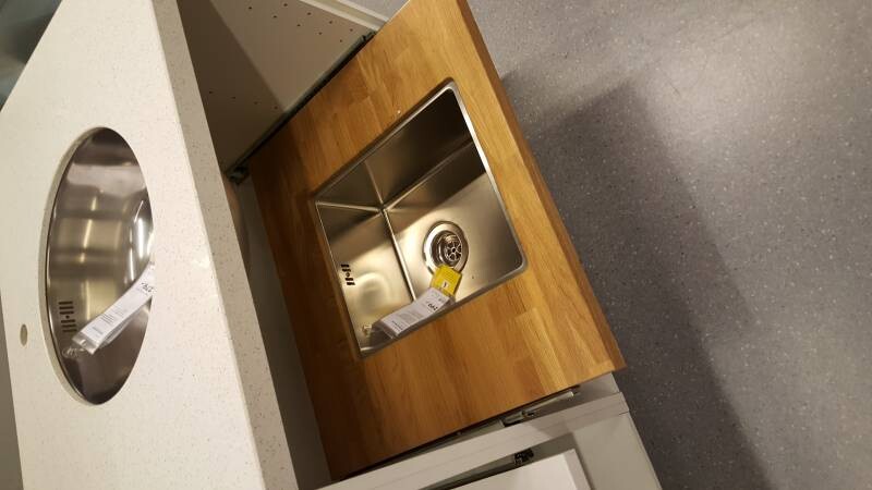Kücheninsel: Holzplatte mit eingebautem Edelstahlspülbecken; grauer Boden.