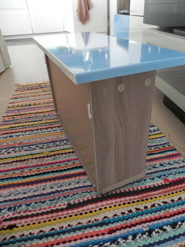 Moderne kuecheninsel mit blauer arbeitsplatte in offener kuche