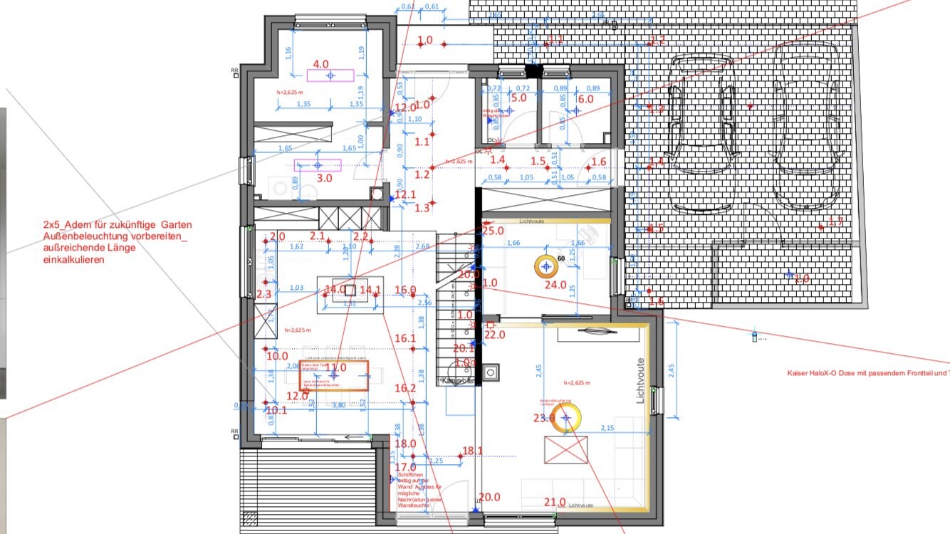 Grundriss eines Hauses mit Garage, Räumen, Treppen und Maßlinien.