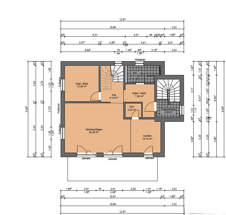 2D-Grundriss eines Hauses mit Wohn- und Essbereich, Küche, Gästezimmer, Flur und Treppenhaus