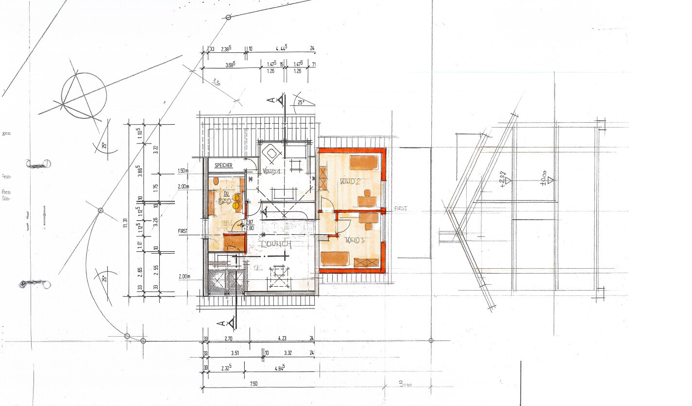 2D-Grundrissplan eines Hauses mit Zimmern, Treppen und Speicher