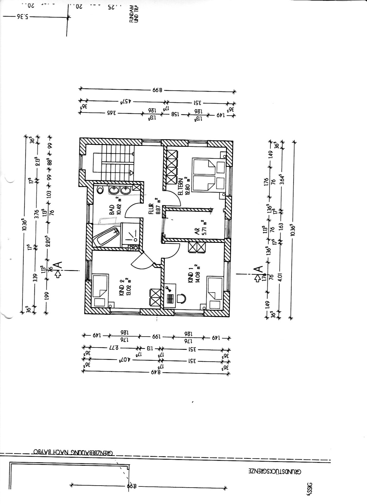 Grundriss eines Wohnhauses: Flur, Bad, Treppe und mehrere Zimmer sichtbar.