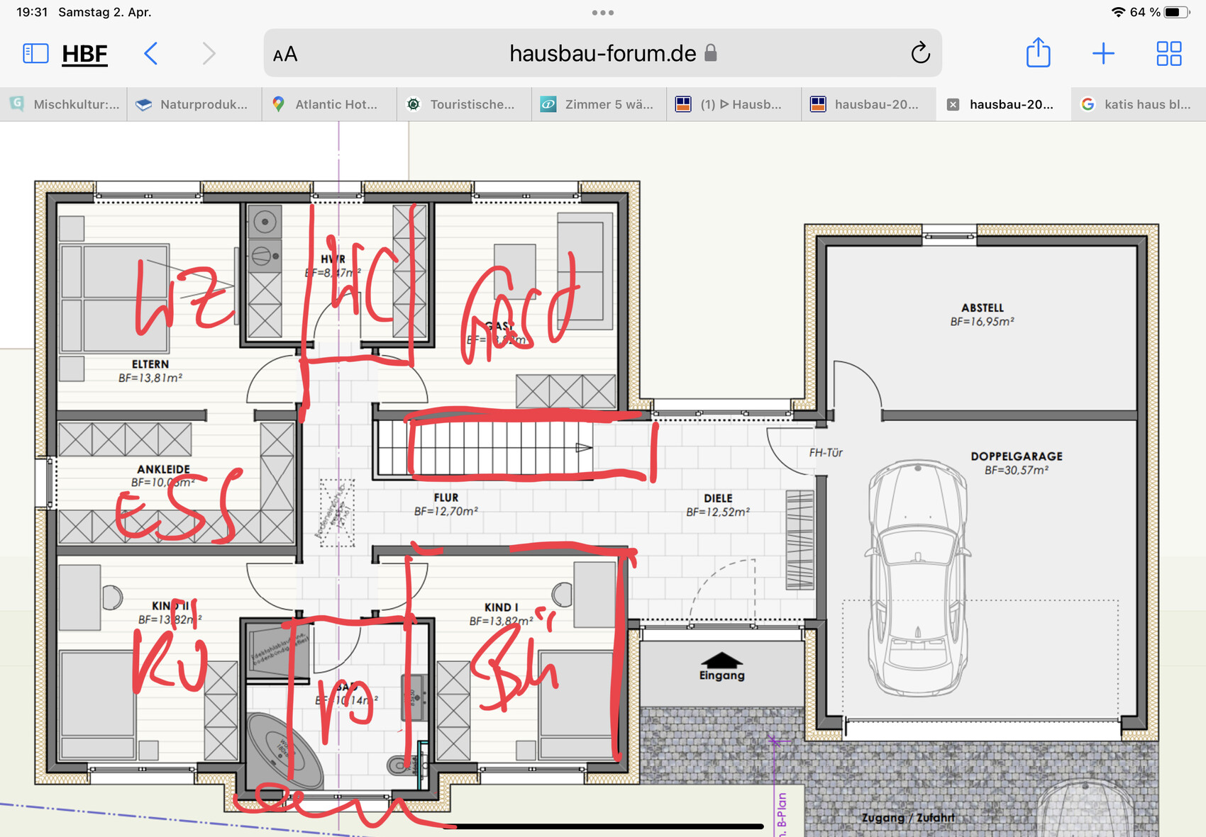 Grundriss eines Hauses mit Flur, Schlafzimmern, Bad, Küche und Garage; rote Markierungen.