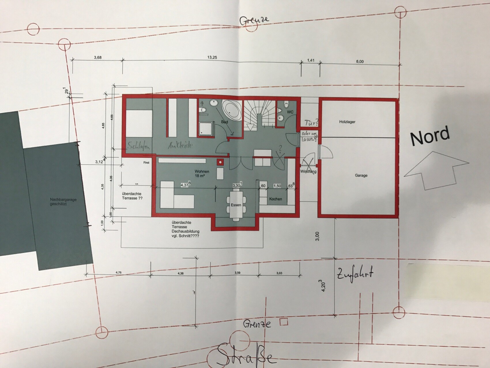 2D-Grundrissplan eines Hauses mit Wohn- und Essbereich, Küche und Garage