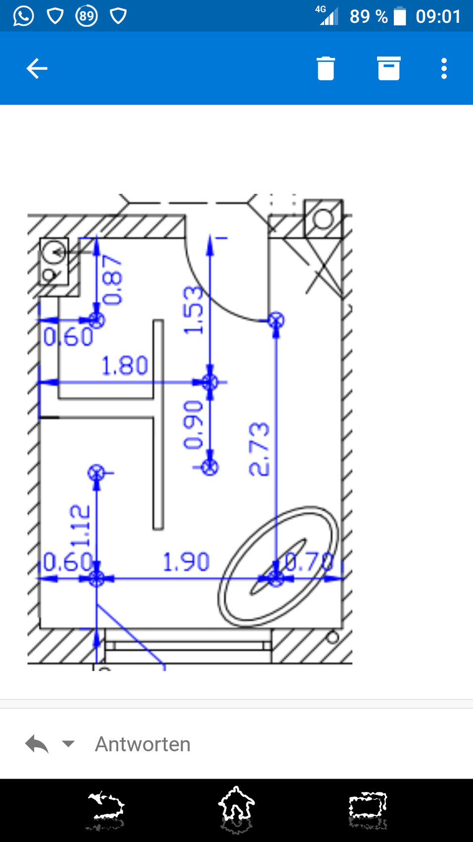 2D-Grundrissplan mit blauen Maßlinien, Türen und Wandaufteilung