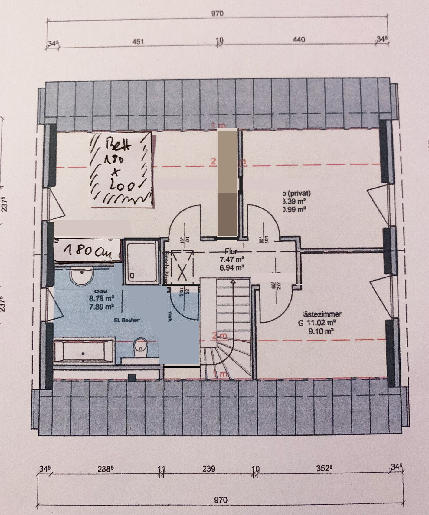 Grundriss eines Dachgeschosses mit Treppenhaus, Flur, Bad und zwei Zimmern.