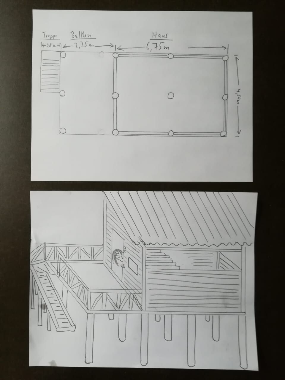 Handgezeichnete Grundrissskizze eines Hauses mit Treppen, Balkon und Stützen.