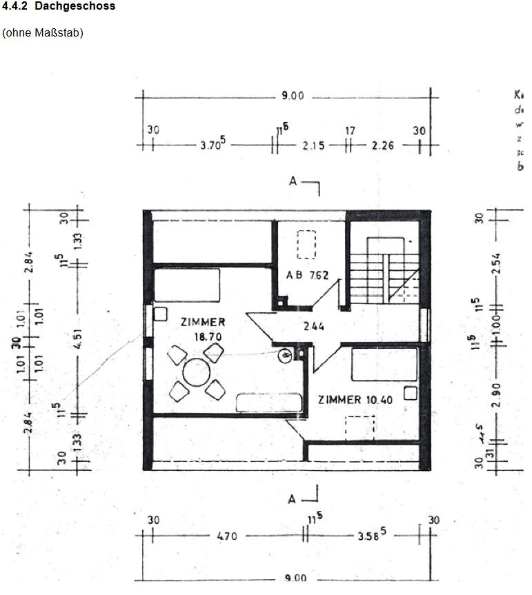 Dachgeschoss-Grundriss: links Zimmer mit Esstisch, rechts weiteres Zimmer, Treppe und Abstellraum