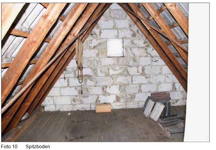 Spitzboden: Dachstuhl aus Holzbalken, Steinwand, kleines Fenster, Holzboden, rechter Holzstapel