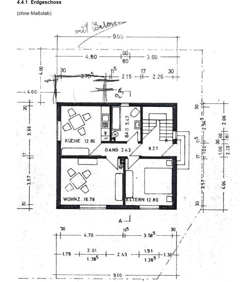 Grundriss des Erdgeschosses mit Küche, Wohnzimmer, Elternzimmer, Bad, Flur und Treppe.