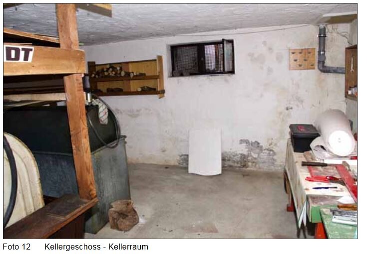 Kellerraum mit Werkbank, Regal links, Kessel, Fenster mit Gitter, Werkzeuge rechts.