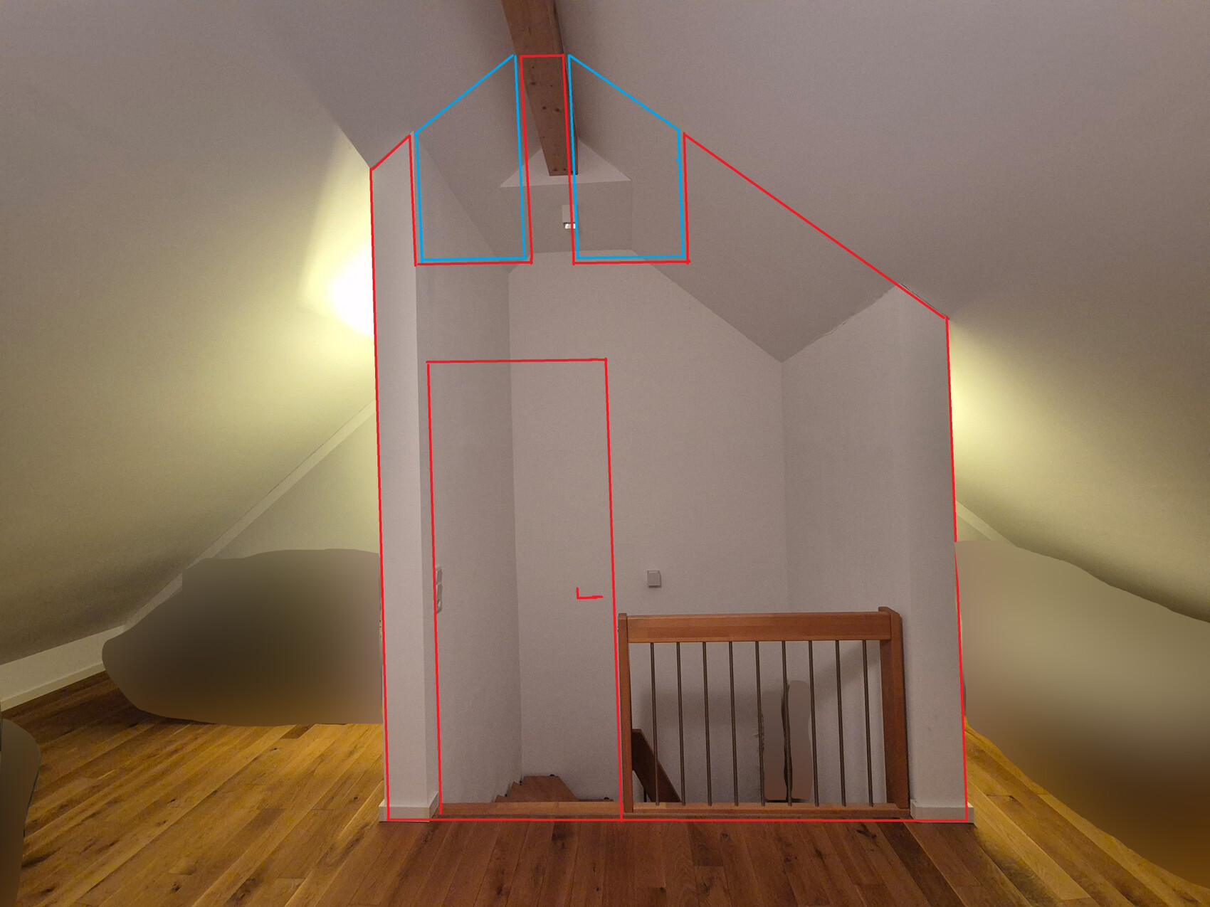 Dachgeschoss mit Holzboden und schrägen Wänden; rote Grundrisslinien markieren Treppen- und Raumaufteilung.
