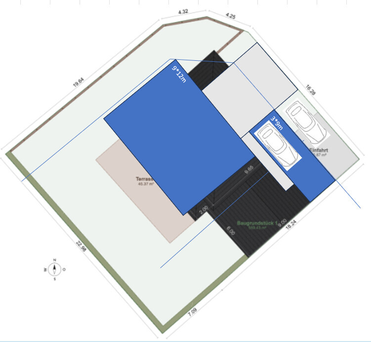 Lageplan eines Baugrundstücks mit Gebäuden, Terrasse, Zufahrt und Maßangaben.