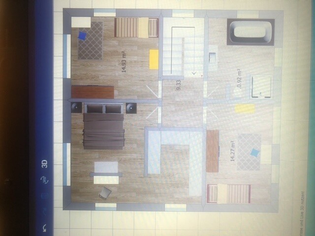 Grundriss eines Hauses mit Wohnzimmer, Schlafzimmer, Bad (Badewanne) und Treppenhaus.