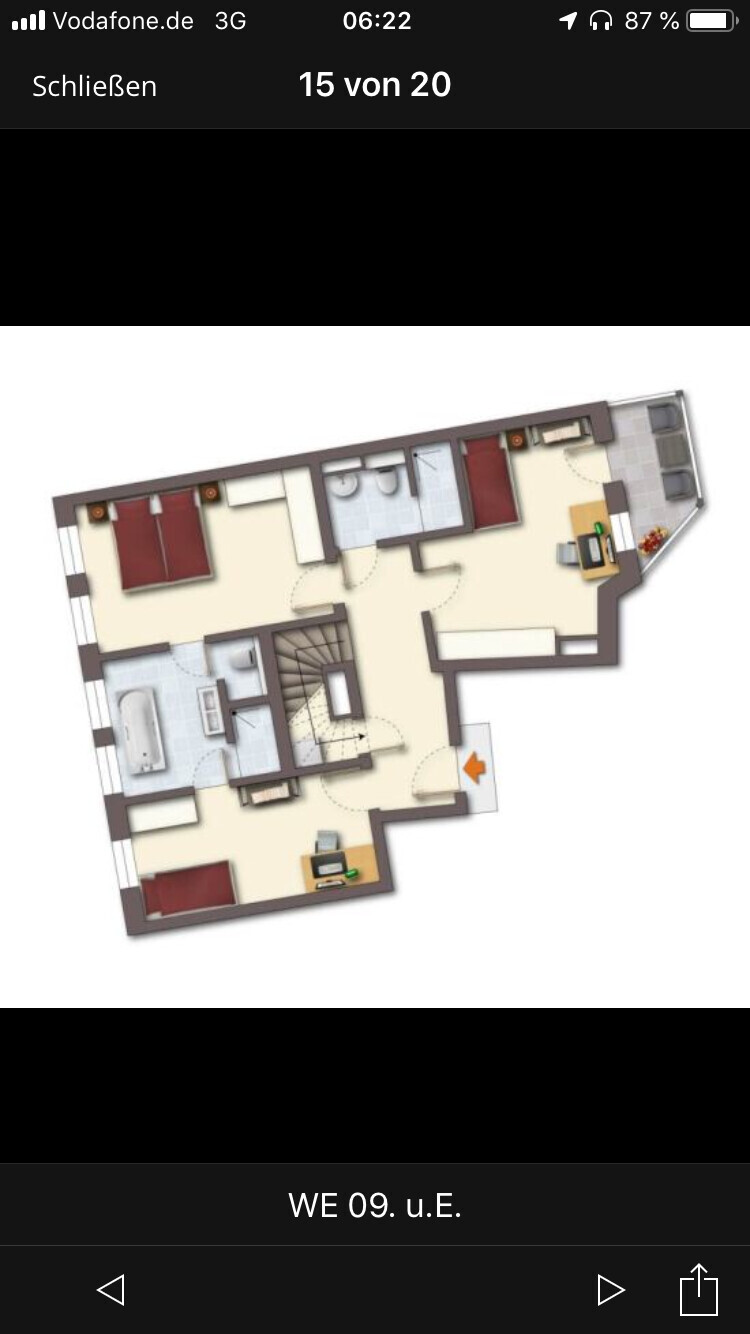 Grundriss einer Wohnung mit Flur, Treppenhaus, zwei Schlafzimmern, Bad, Arbeitsbereich und Balkon.