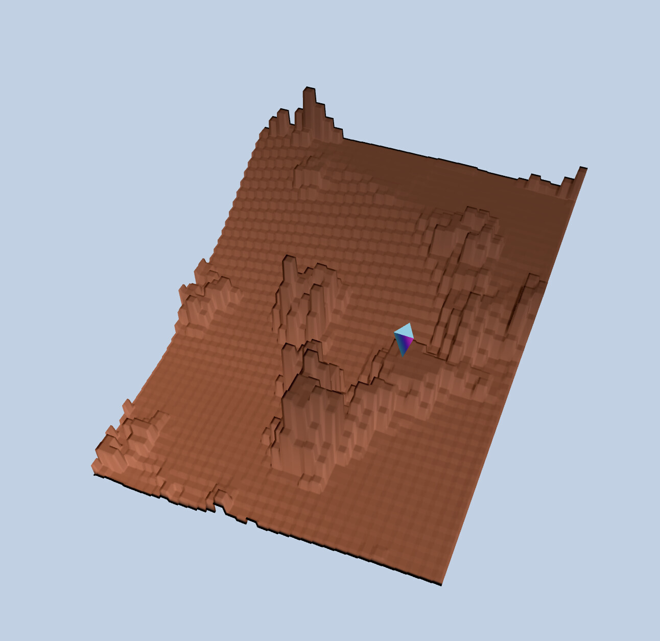 Rötliches voxelbasiertes Gelände mit Felsstrukturen; blauer Dreiecks-Cursor in der Mitte