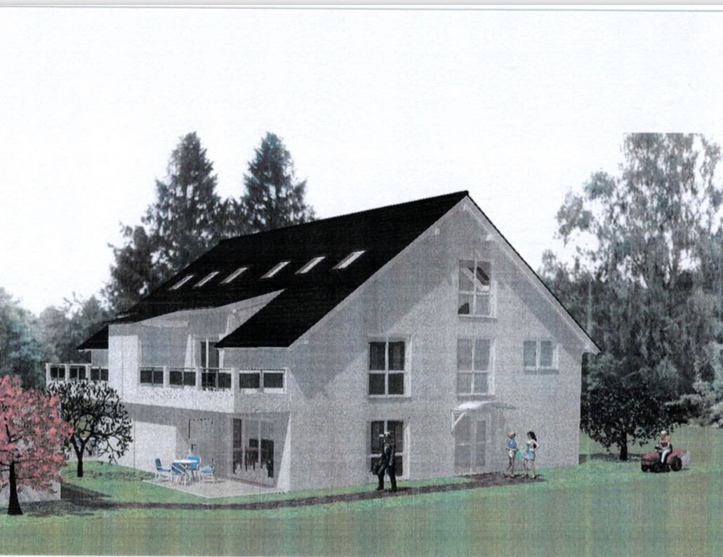 Modernes zweistöckiges Haus mit Satteldach, Terrasse und Garten; Menschen draußen.