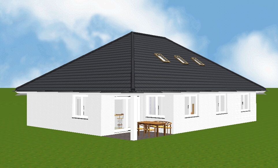 Weiße Einfamilienhaus mit dunklem Satteldach, Dachfenstern, Terrasse und Holztisch auf grünem Rasen.