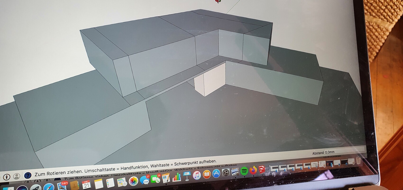 Abstrakte 3D-Blockstruktur aus grauen Quadern mit gestaffelten Plattformen und Aussparung.