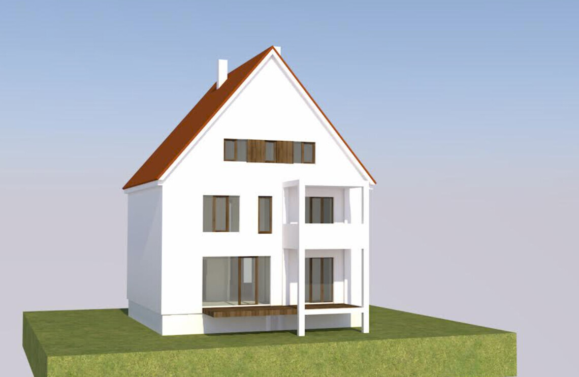 Weiße, mehrstöckige Haus mit rotem Satteldach, Balkonen und großen Fenstern auf grünem Rasen.