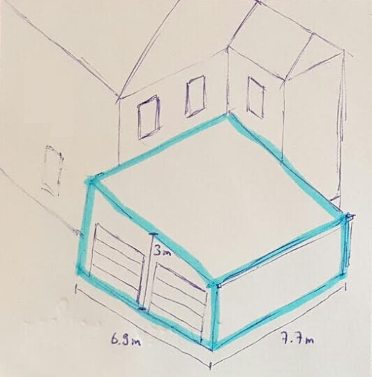 Handgezeichnete Skizze eines rechteckigen Anbaus mit blauem Rahmen vor einem Haus; zwei Tore.