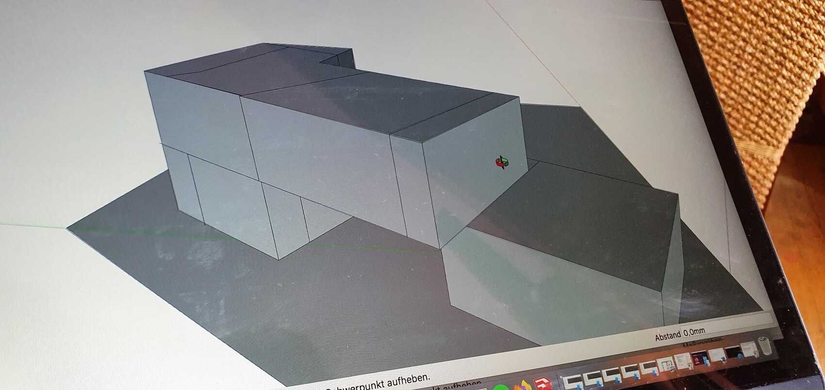 Graues 3D-Blockmodell einer abstrakten Architekturlandschaft mit geneigten Flächen.