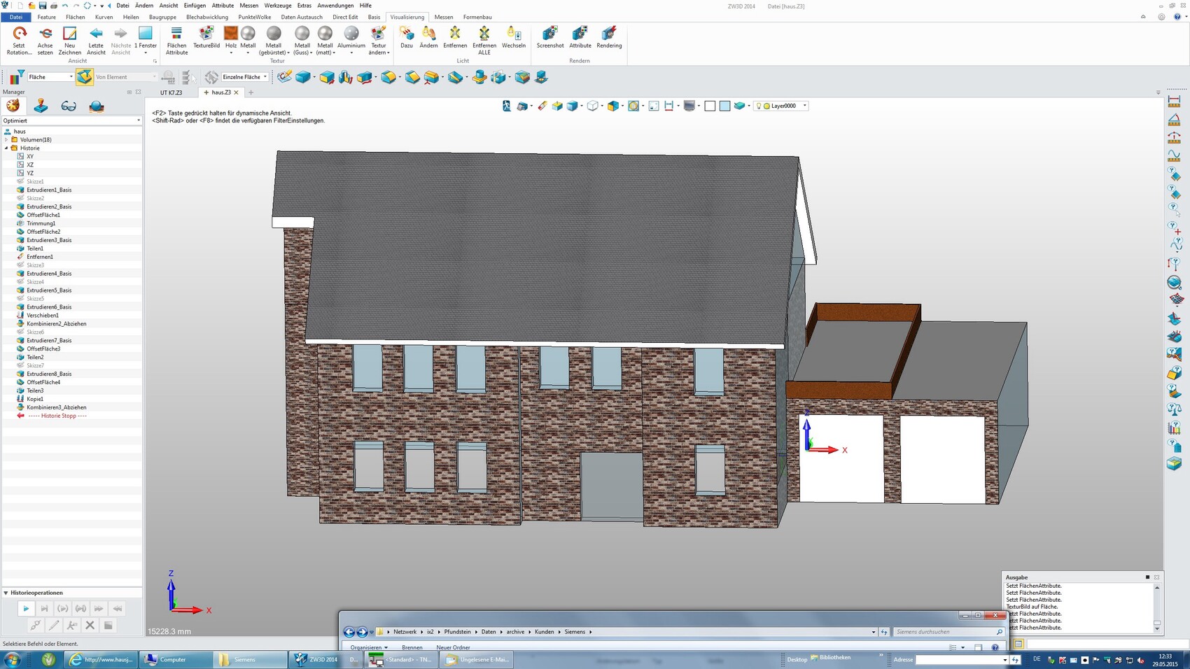 Außenansicht eines mehrstöckigen Ziegelstein-Hauses mit Garage