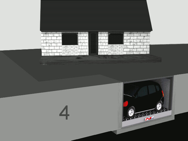 Modell eines Hauses über einer Garage; geparktes Auto sichtbar, Nummer 4 an der Wand.