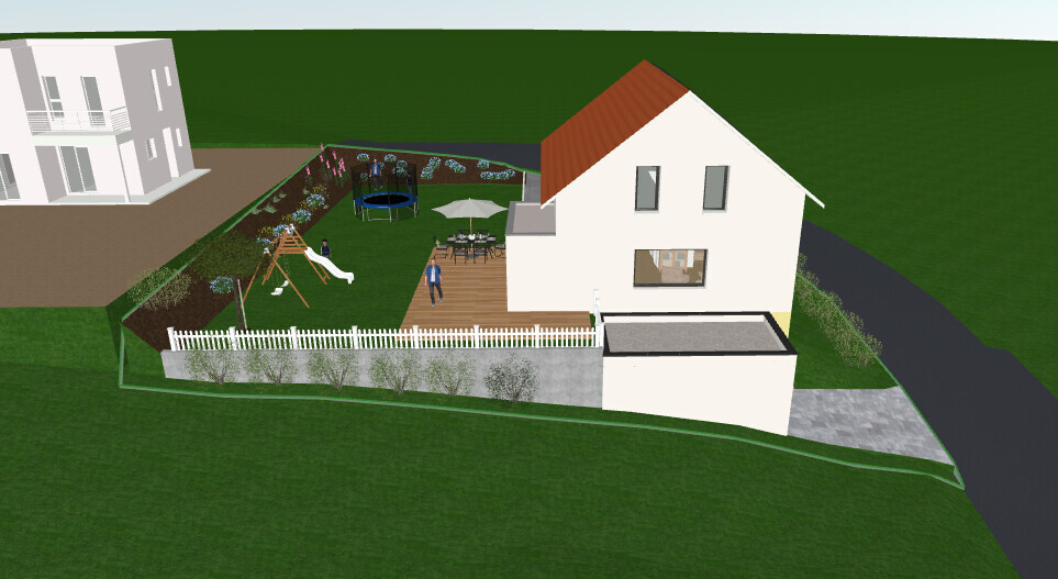 Garten hinter einem weißen Haus mit rotem Dach, Spielplatz, Trampolin, Rutsche, Terrasse und Zaun.