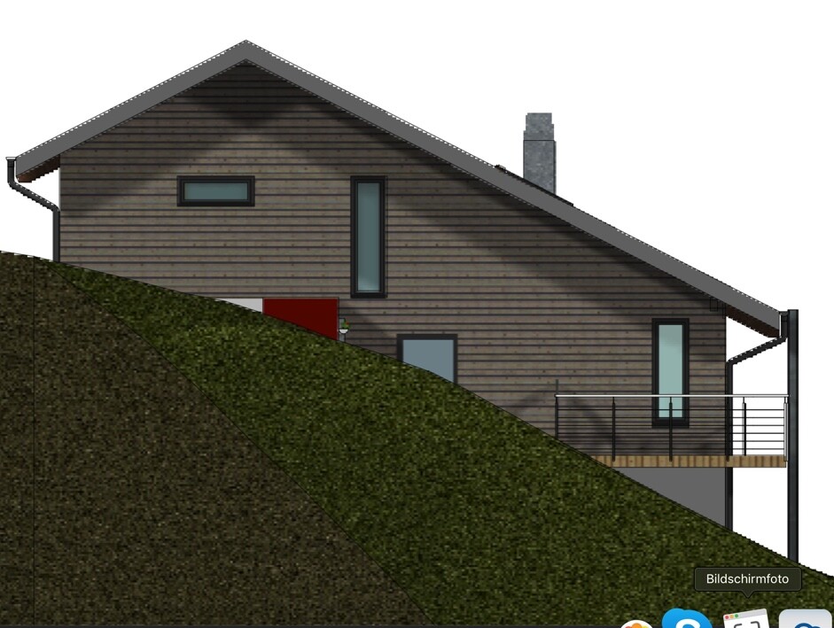 Modernes Holzhaus am Hang mit Terrasse und Geländer, auf grünem steilem Hang gebaut.