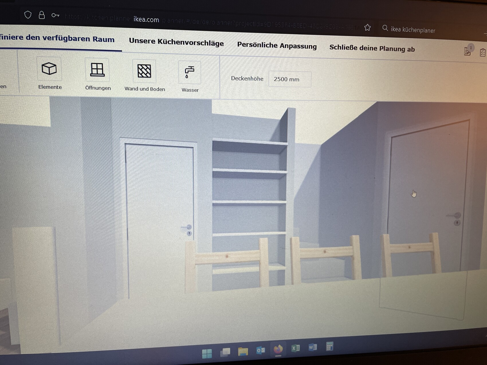 3D-Küchenplan graue Wände, offene Regale, zwei Türen, Esstisch mit Holzstühlen
