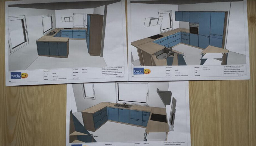 Drei Küchen-Entwürfe als Renderings mit blauen Unterschränken, Holzarbeitsplatten, Spüle und Kühlschrank