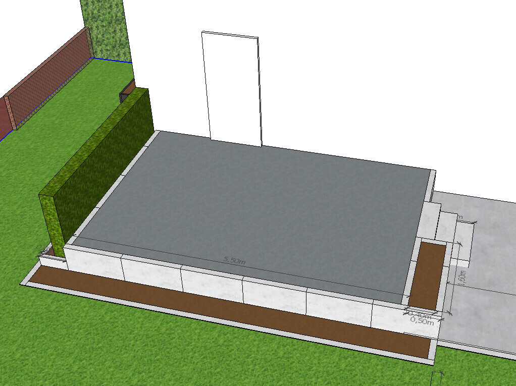 Große graue Betonplatte als Terrasse mit braunem Rand, Hecken links und Tür hinten.