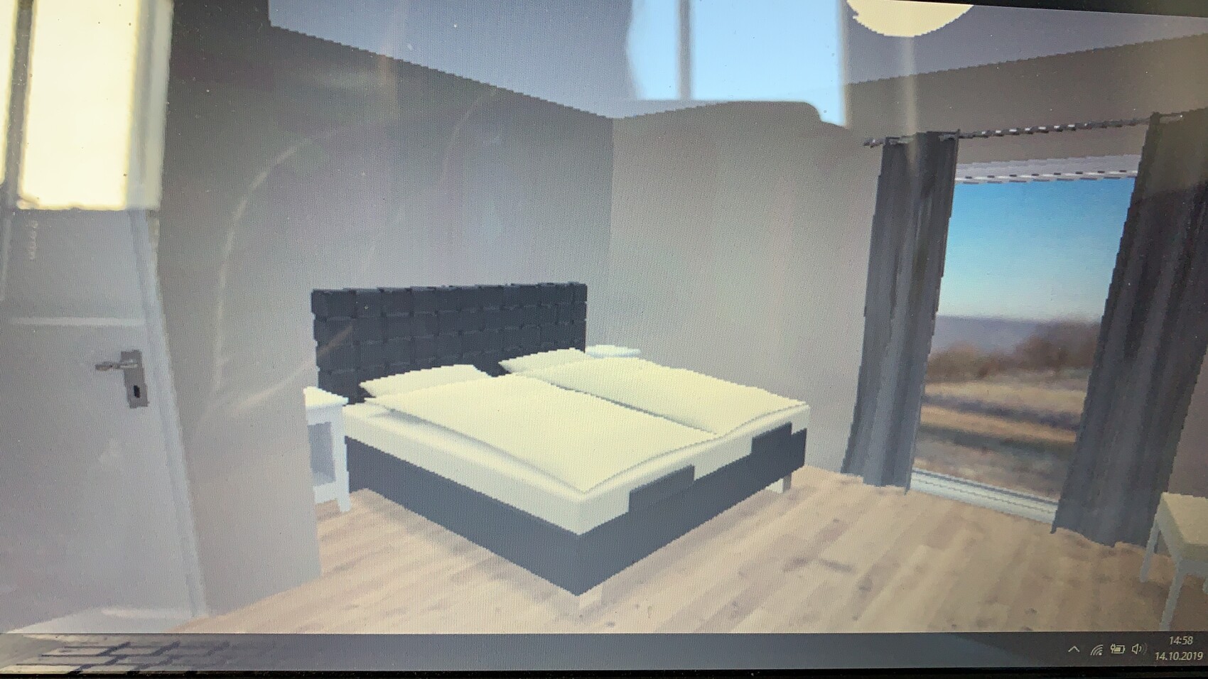 Modernes Schlafzimmer: Doppelbett mit weisser Matratze, grauem Kopfteil, Holzboden, Vorhaenge.
