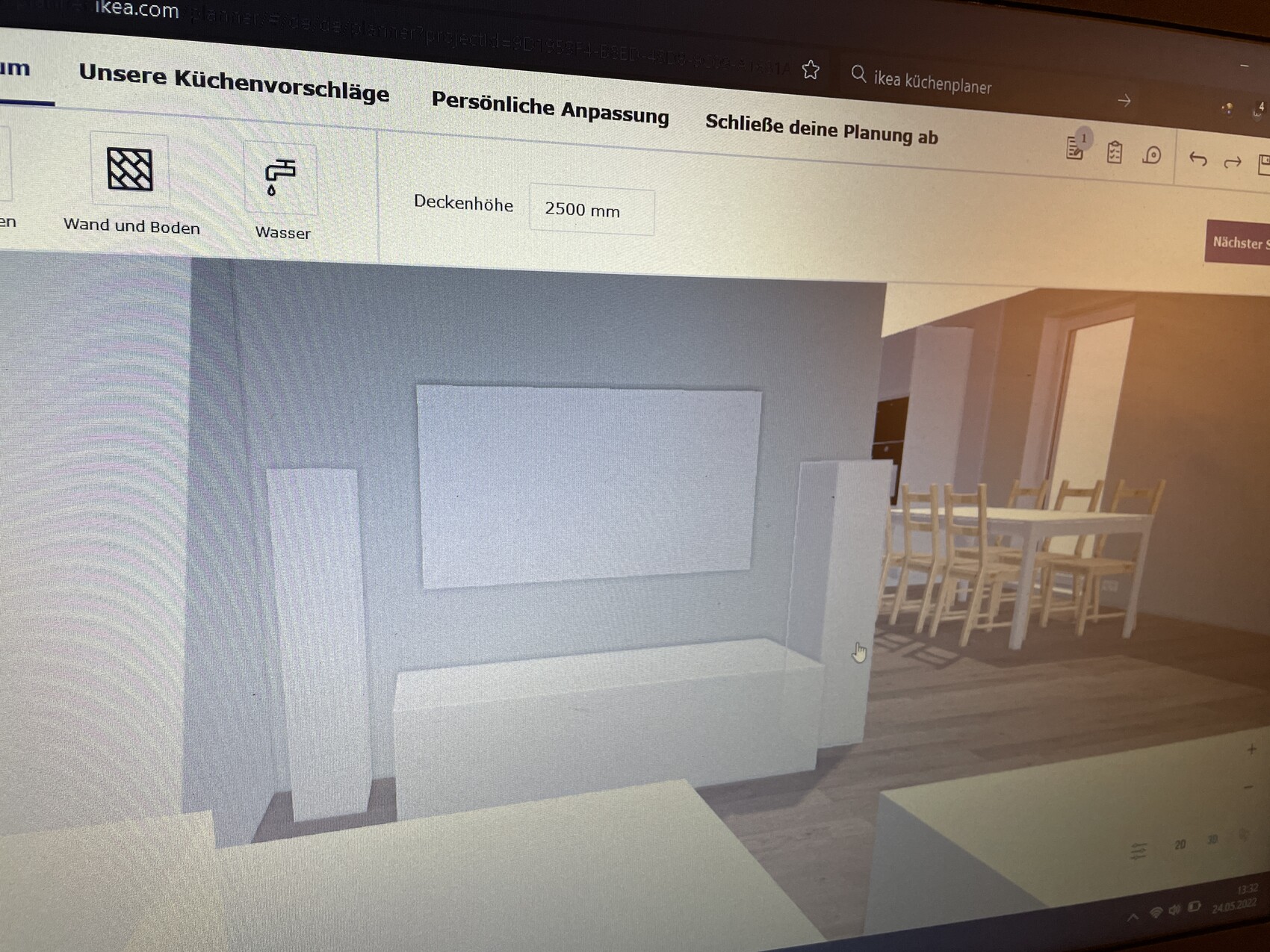 3D-Render: Graue Wand mit Paneel, Sitzbank, kleinem Schrank; Esstisch mit Stühlen im Hintergrund