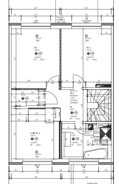 Grundriss einer Etage: zwei Zimmer, Bad mit Badewanne, Küche, Treppe, Türen, Maßlinien.