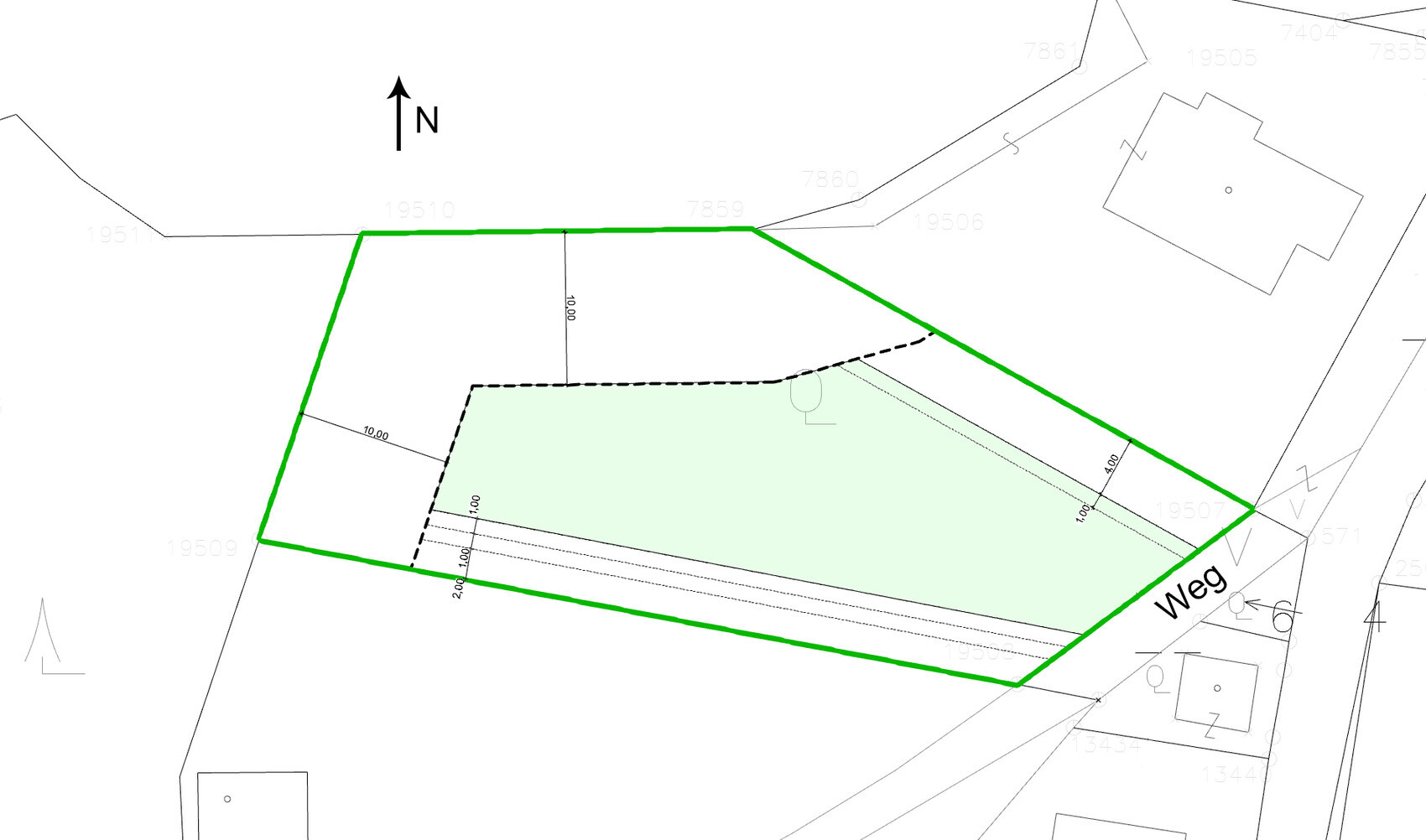 Grundstücksplan: grün umrandete Fläche eines Grundstücks mit Weg rechts und Nordpfeil.