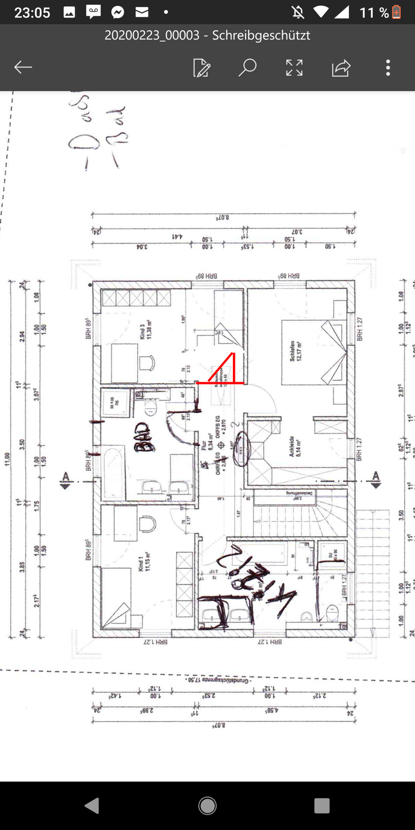 Grundriss eines Wohnhauses mit mehreren Zimmern, Treppe, Möbeln und rotem Dreieck als Markierung.