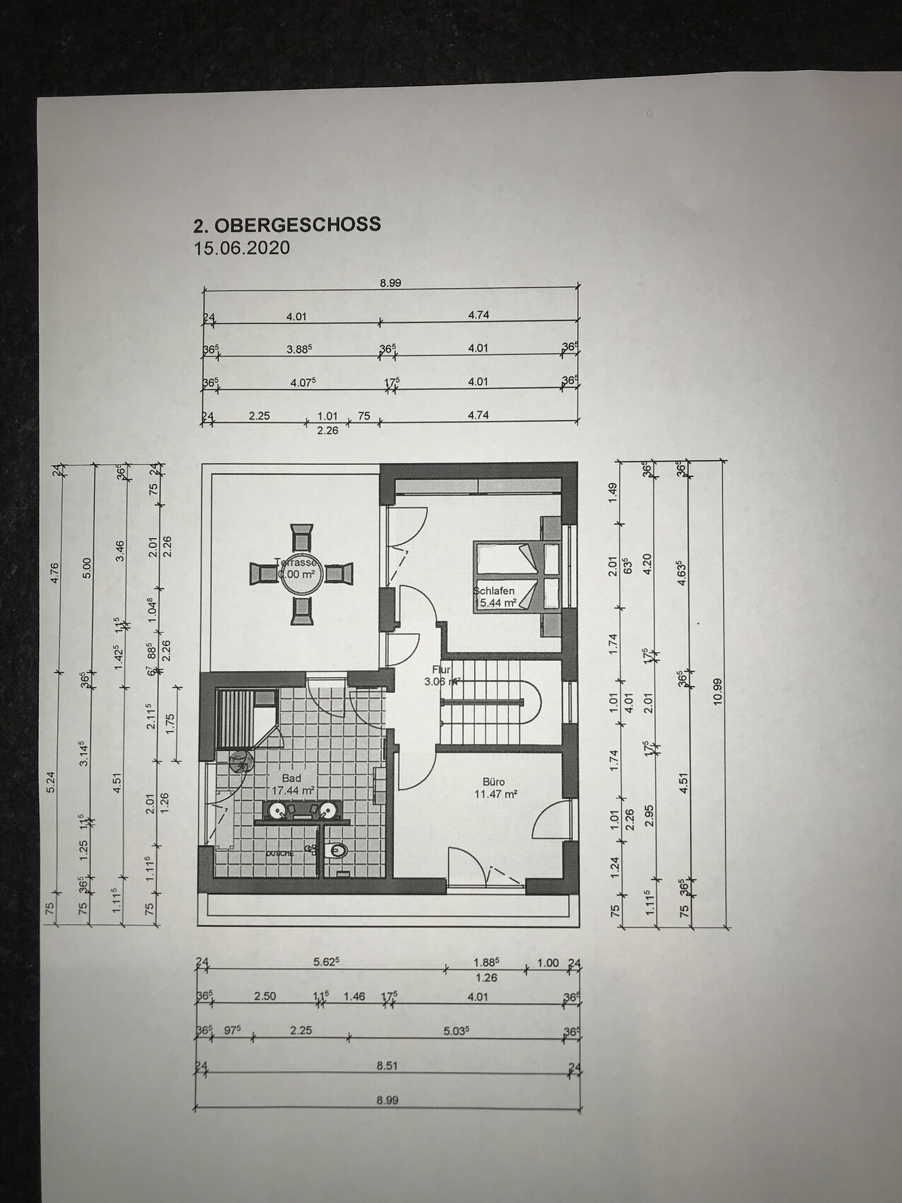 Grundriss des 2. Obergeschosses mit Flur, Bad, Büro, Schlafzimmer und Terrasse.