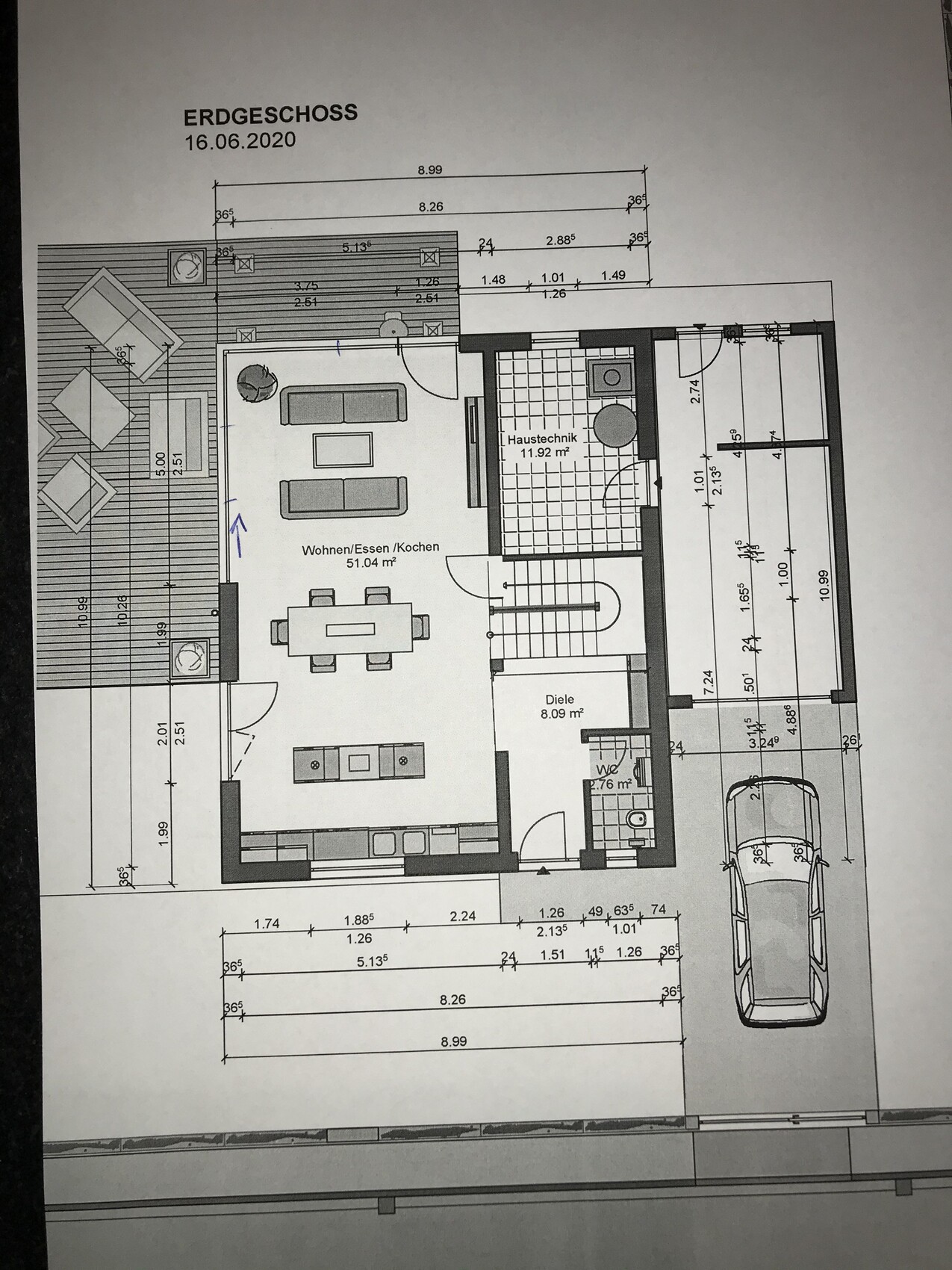 Erdgeschoss-Grundriss: Wohnen/Essen/Kochen, Diele, Haustechnik, WC, Garage.