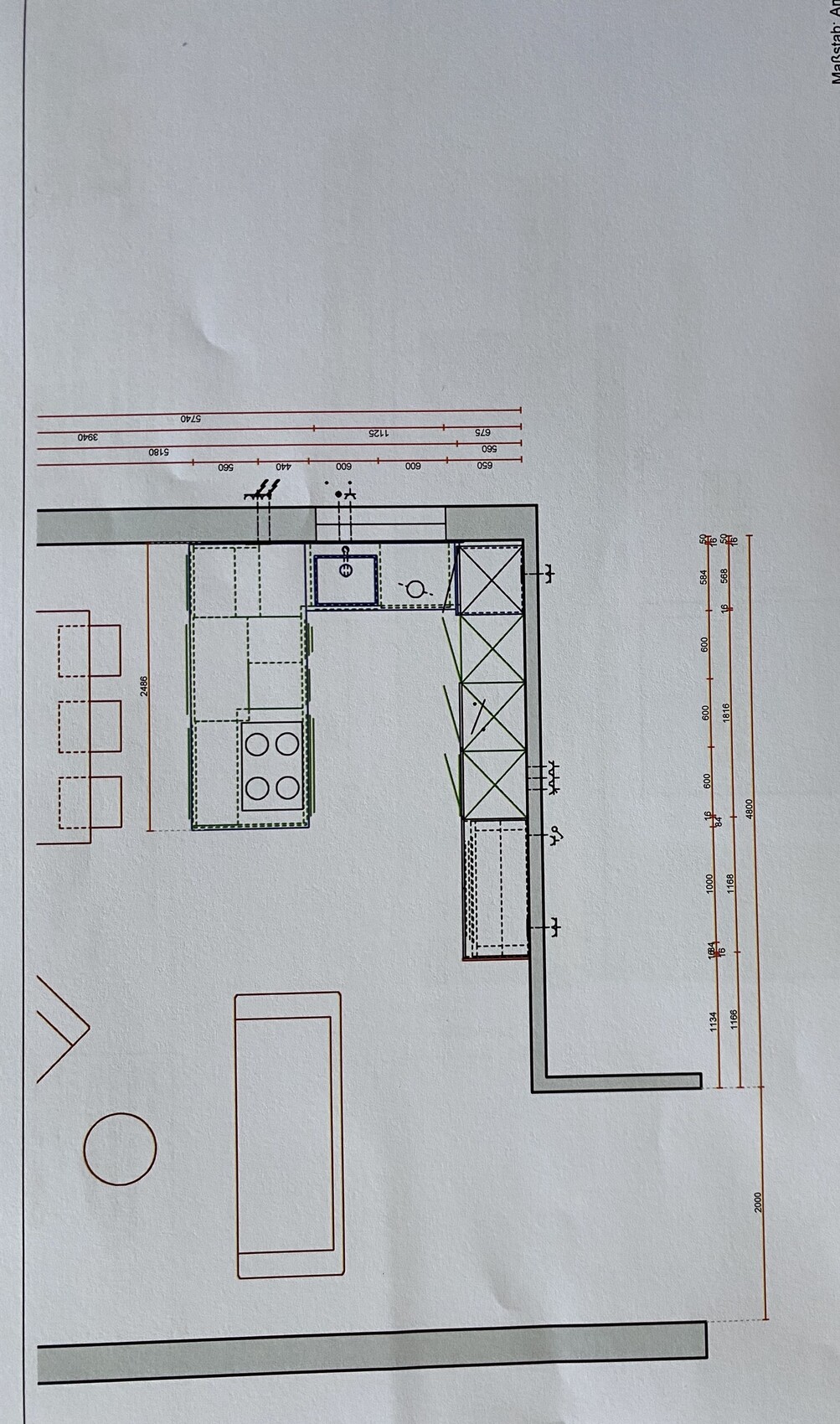 Grundriss einer Küche mit Spüle, Herd, Schränken und Maßlinien.