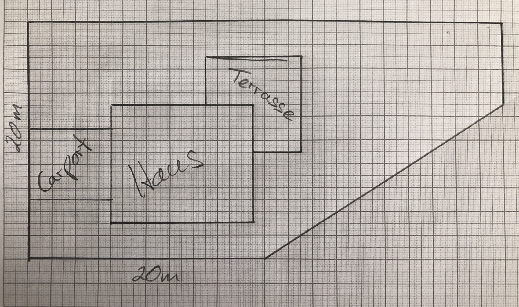 Handgezeichneter Grundrissplan auf kariertem Papier mit verschachtelten Rechtecken und Terrasse.