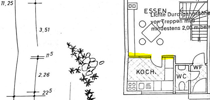 Grundriss eines Küchen- und Essbereichs mit KOCH/ESSEN, gelb markierte Türen und Pflanze links.